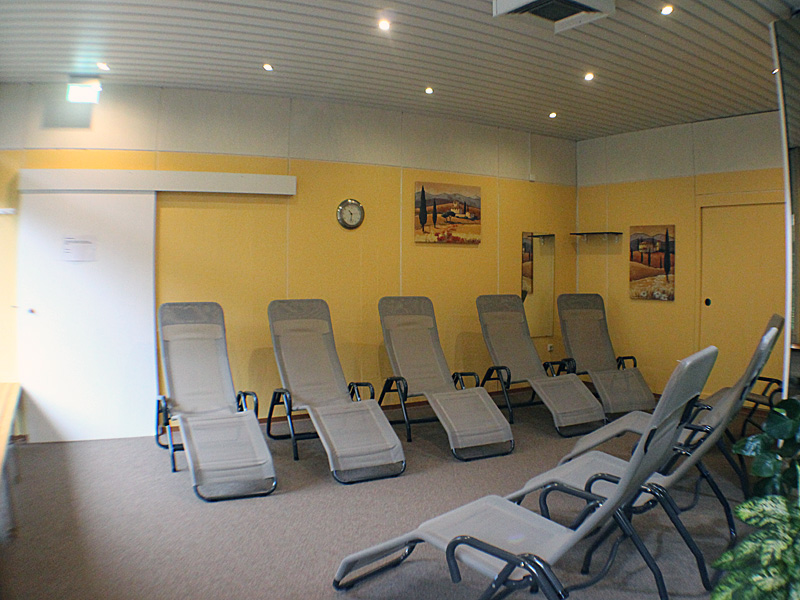 Erholungsbereich-mit-Liegen-Sauna