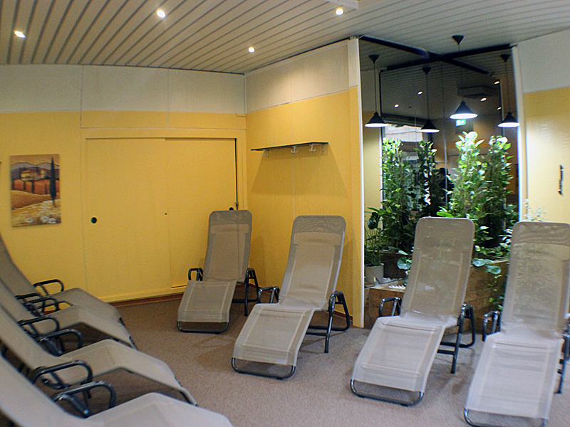 Erholungsbereich-mit-Liegen-und-Pflanzen-Sauna