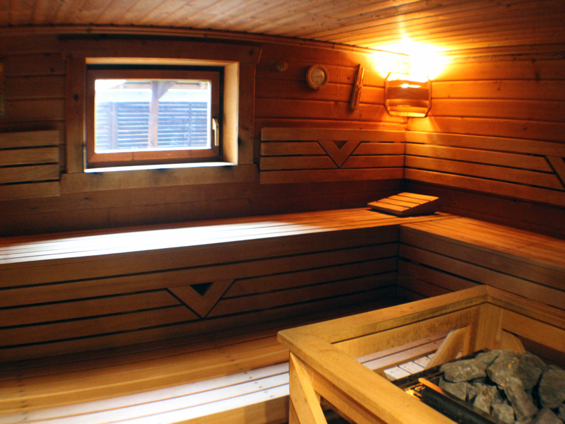 Saunabank-mit-Ofen-Sauna