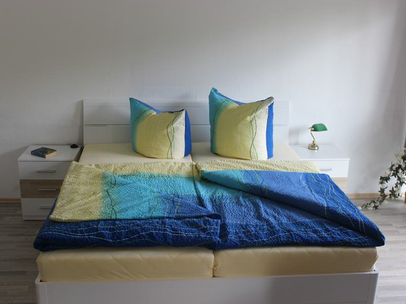 Schlafzimmer-Bett-Ferienwohnung 2