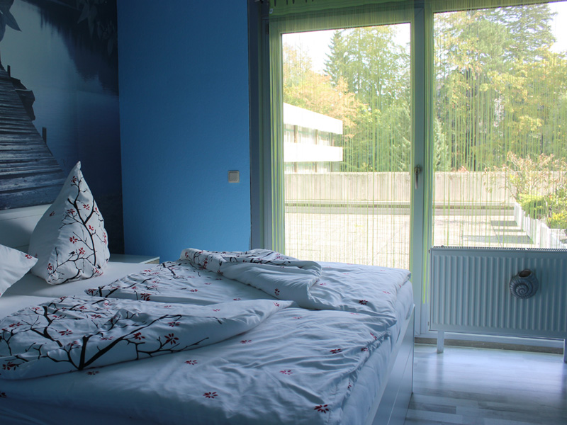 Schlafzimmer-mit-Blick-auf-Balkon-Ferienwohnung 1